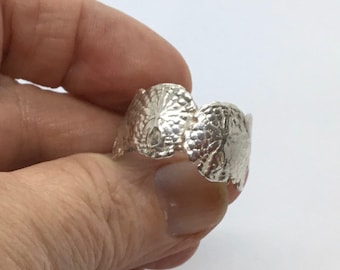 Anillo ajustable de dólar de arena de plata esterlina