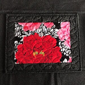 Pink and Red Flowers Quilted Mug Mat, Floral Candle Mat, Quilted Snack Mat, Handcrafted Placemat, Peony Flower Mug Rug, Kitchen Coaster Gift