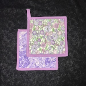 Set of 2 Purple and White Flower Quilted Potholders, Hanging Hot Pads, Purple Flower Trivets, Floral Potholder Set, Purple Flower Potholders