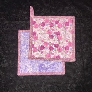 Set of 2 Pink and White Flower Quilted Potholders, Purple Hanging Hot Pads, Pink Rose Trivets, Floral Potholder Set, Pink Flower Potholders