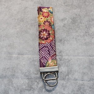 Purple Flower Keychain, Chrysanthemum Key Fob, Cream and Purple Wristlet, Floral Keyfob, Short Flower Lanyard and Key Ring, Stocking Stuffer