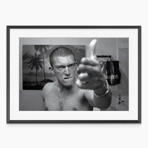 Poster del film La Haine, scena iconica del film, poster del film in bianco e nero, personaggio di Vinz nel film La Haine, poster del film, stampa di qualità museale