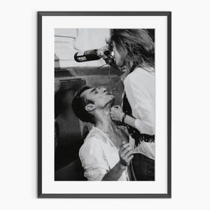 Sinnliches Paar Druck, Frau gießt Wein in den Mund des Mannes, Schwarzweißfotos, Fotografiedruck, Fotokunstdruck in Museumsqualität