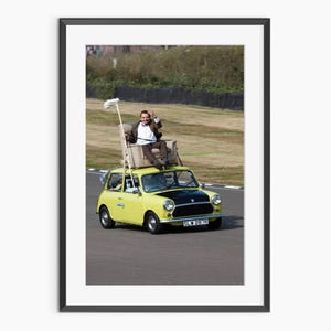 Rowan Atkinson sobre o Mini Cooper no circuito de Goodwood, impressões fotográficas, Mr Bean sobre o icônico Mini verde-limão, impressão fotográfica de qualidade de museu