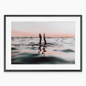 Hände, die aus dem Meer herausragen, Fotografie Druck, Meer Poster, Meer Fotografie, Poster in Museumsqualität, Meer