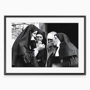 Pôster de fotos de freiras fumando, foto de freiras católicas, freiras fumando cigarro, pôster engraçado, pôster em preto e branco, impressão de arte fotográfica com qualidade de museu