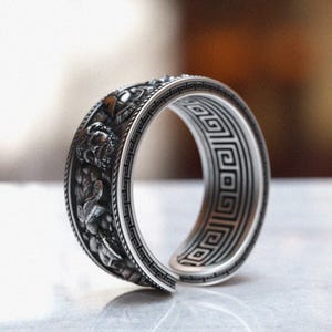 Mythologischer Silberring für Männer - Griechisches Schlüsselband mit gravierten Gottheiten - Einzigartiger Statementschmuck