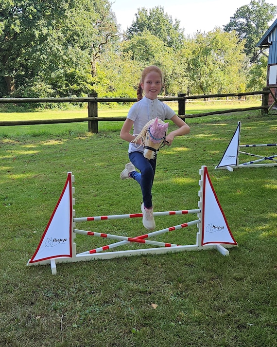 Hobby Horse Hindernis - Hobby Horsing Zubehoer - Steckenpferd Sprung mit zwei Sprungstangen - Gartenspielzeug Pferd - Geschenke Kinder