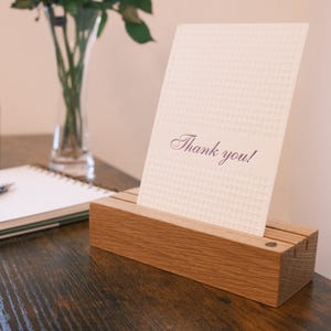 Handgefertigter Kartenhalter aus massiver Eiche – Briefständer, Bilderhalter, Postkartenständer, Naturholz Deko, Geschenkidee
