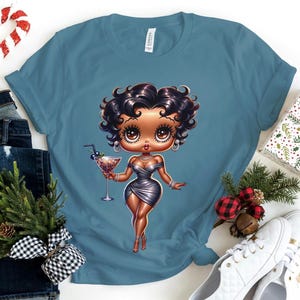 Betty Boop impreza dyskoteka moda lat 70. prezent dla dziewczyny Gucci Trendy urodziny baddie wysokie obcasy niebieski podarte dżinsy słodkie Bella Canvas koszulka
