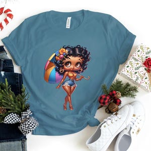 Betty Boop Surfuje na plaży moda prezent dla dziewczyny Gucci Trendy urodziny baddie Wysokie obcasy niebieski podarte Jean słodkie Bella Canvas Tee shirt