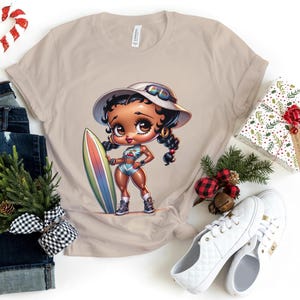 Betty Boop Surfuje na plaży moda prezent dla dziewczyny Gucci Trendy urodziny baddie Wysokie obcasy niebieski podarte Jean słodkie Bella Canvas Tee shirt
