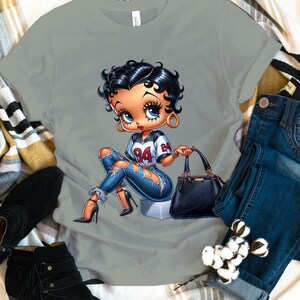 Camiseta de fútbol Betty Boop Louis Gucci, regalo de belleza, novia, moda acogedora, mujer moderna, mala, fan de dibujos animados, jeans, linda mamá, Día de la Madre