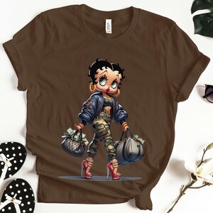 Bolsa de dinero Louis Vuitton con diseño de guepardo de Betty Boop, regalo para novia, moda acogedora, moda para mujer, cumpleaños, chica mala, fan de dibujos animados, jeans, linda camiseta para mamá