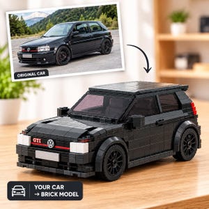 Op de afbeelding: Een zwart bouwpakketmodel van een hatchback-auto met een rode streep op de voorgrille, een GTI-embleem en een Volkswagen-logo. Het model heeft zwarte wielen, getinte ramen en rode achterlichten, getoond naast een foto van de originele auto.