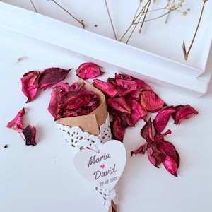 Coni di coriandoli per matrimonio con iniziali personalizzate, fatti a mano, con mini bouquet di fiori secchi, cono di carta per matrimonio, coriandoli per matrimonio all'ingrosso