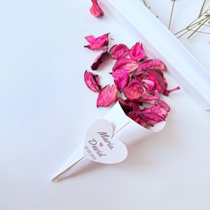 Coni di coriandoli per matrimonio con iniziali personalizzate, fatti a mano, con mini bouquet di fiori secchi, cono di carta per matrimonio, coriandoli per matrimonio all'ingrosso