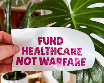 Calcomanía para auto "Financie la salud, no la guerra": vinilo antibélico para activismo político y protesta.