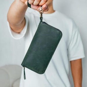 Cartera de piel estilo clutch: minibolso de inspiración vintage, cartera de mujer hecha a mano, cartera grabada, regalo sencillo y único, cartera personalizada para hombre.