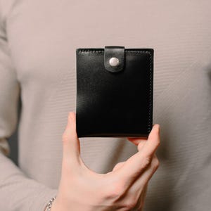 Cartera minimalista de cuero: diseño único, regalo personalizado para hombre o mujer, cartera grabada para papá, estilo bohemio sencillo, cartera para él.