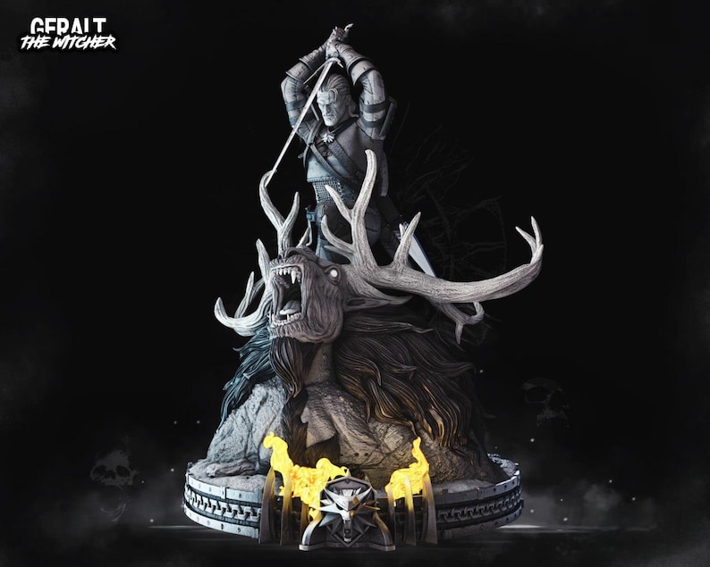 Pu&ograve; includere: Una statua dettagliata di Geralt di The Witcher, che brandisce una spada sopra un mostro con grandi corna e la bocca aperta. La statua &egrave; prevalentemente grigia con accenti di fiamma gialla e la scritta "GERALT THE WITCHER".