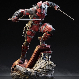 Puede incluir: Una detallada figura de Deadpool en una pose dinámica, vestido con un traje rojo y negro con intrincados detalles de armadura. La figura sostiene dos katanas, de pie sobre una base rocosa con un fondo oscuro. La estatua muestra la icónica máscara y el disfraz del personaje.