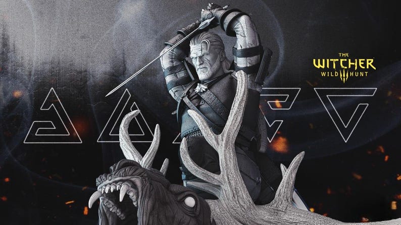 Pu&ograve; includere: Statua in scala di grigi di un personaggio del videogioco "The Witcher 3: Wild Hunt". La figura tiene una spada sopra la testa, montata su una creatura con grandi corna. Il logo del gioco &egrave; visibile.