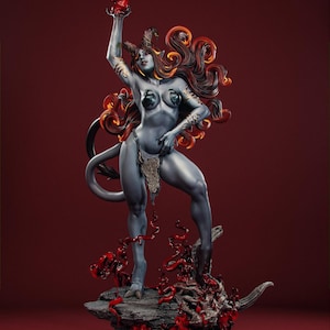 Puede incluir: Estatua detallada de una demonio femenina con piel gris, cuernos y cabello rojo fuego. Sostiene un objeto rojo en alto, de pie sobre una base rocosa con detalles rojos. La figura está posada dinámicamente, con cola y detalles intrincados.