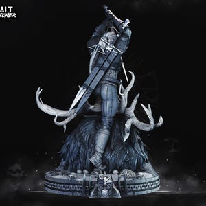 Pu&ograve; includere: Statua dettagliata di Geralt di The Witcher, in posa dinamica con una spada alzata. La figura &egrave; vestita con un'armatura e si erge su una base dettagliata con corna e una consistenza simile alla pelliccia. La statua &egrave; prevalentemente blu e grigia.