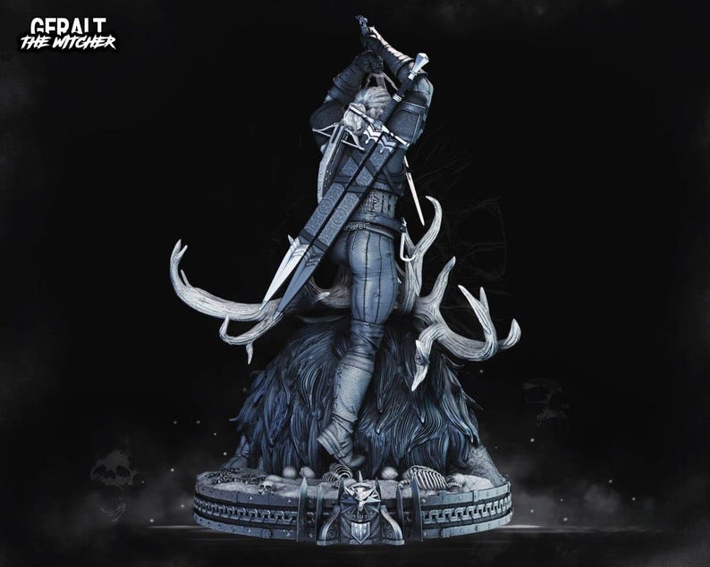 Pu&ograve; includere: Statua dettagliata di Geralt di The Witcher, in posa dinamica con una spada alzata. La figura &egrave; vestita con un'armatura e si erge su una base dettagliata con corna e una consistenza simile alla pelliccia. La statua &egrave; prevalentemente blu e grigia.