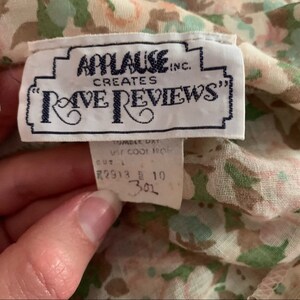 May include: A white tag with the text "APPLAUSE CREATES "RAVE REVIEWS"" and a size tag with the text "R2913 5 10 302".