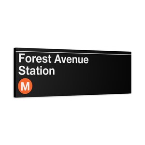 Znak metra Forest Avenue Station - pociąg M, 12" x 36" matowa sztuka na płótnie, wydruk w Nowym Jorku
