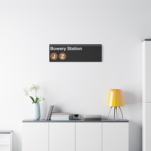 Bowery Station U-Bahn Schild - J / Z Train, matte Leinwand 30,5 x 90 cm, New York Subway Schild, NYC Wanddekor