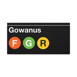 以下が含まれることがあります： 「Gowanus」という文字が白で書かれた黒と白の地下鉄の標識。標識には、白で「F」「G」「R」と書かれた3つの色の円も含まれています。