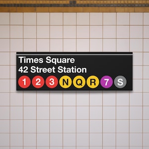 Réplica del letrero del metro de Nueva York en lona mate de la estación de la calle 42 de Times Square