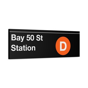 Cartello della metropolitana della stazione Bay 50 St - Treno D, tela opaca da 12" x 36", stampa di New York, NYC