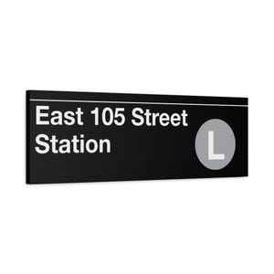 East 105 Street Station Subway Schild - L-Zug, matte Leinwand 31 x 92 cm, New York Print, NYC