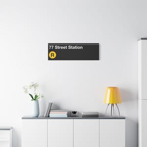 77 Street Station Subway Schild - 30,5 x 90 cm Matte Leinwand Kunst, R Train, New Yorker Untergrundbahn Schild, NYC Wanddekor, Brooklyn Art
