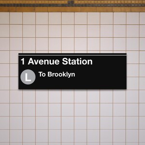 Placa de metrô da estação 1 Avenue - Trem L, 12" x 36" em lona fosca, réplica do metrô de Nova York