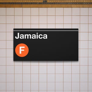 Panneau de la station de métro sur le thème du quartier de la Jamaïque à New York - Train F, toile mate