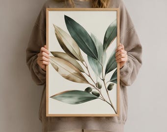 Könnte beinhalten: Ein gerahmter vertikaler Wandkunstdruck mit einer botanischen Illustration von Olivenzweigen mit länglichen dunkelgrünen und gedämpften beigen Blättern sowie kleinen dunklen ovalen Oliven auf einem einfarbigen cremeweißen Hintergrund.