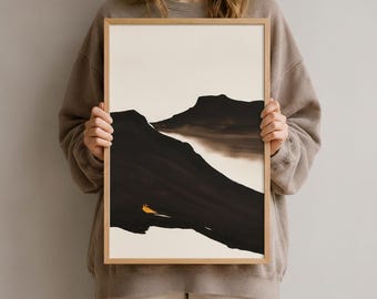 Könnte beinhalten: Ein rechteckiger gerahmter Wandkunstdruck mit einer abstrakten Landschaft, die kräftige schwarze Bergsilhouetten vor einem cremefarbenen Hintergrund zeigt. Ein kleiner, einzelner leuchtend orangefarbener Vogel sitzt am unteren Hang.
