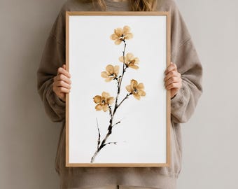 Könnte beinhalten: Ein rechteckiges gerahmtes Wandbild, das einen vertikalen Zweig mit fünf hellbraunen, aquarellartigen Blüten vor einem schlichten weißen Hintergrund zeigt. Der Rahmen besteht aus hellem Holz und hat ein einfaches, geradliniges Design.