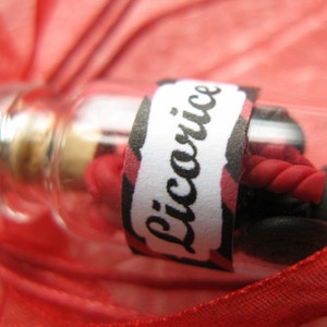 Collana barattolo di caramelle liquirizia Collana bottiglia Rosso e Nero Liquirizia Twists & Whips Collana bottiglia di vetro in miniatura immagine 1