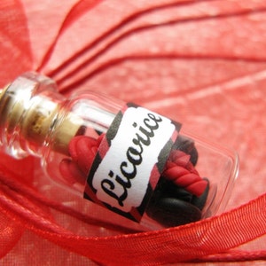 Collana barattolo di caramelle liquirizia Collana bottiglia Rosso e Nero Liquirizia Twists & Whips Collana bottiglia di vetro in miniatura immagine 4
