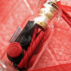 Collana barattolo di caramelle liquirizia Collana bottiglia Rosso e Nero Liquirizia Twists & Whips Collana bottiglia di vetro in miniatura immagine 3