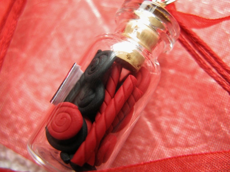 Collana barattolo di caramelle liquirizia Collana bottiglia Rosso e Nero Liquirizia Twists & Whips Collana bottiglia di vetro in miniatura immagine 3