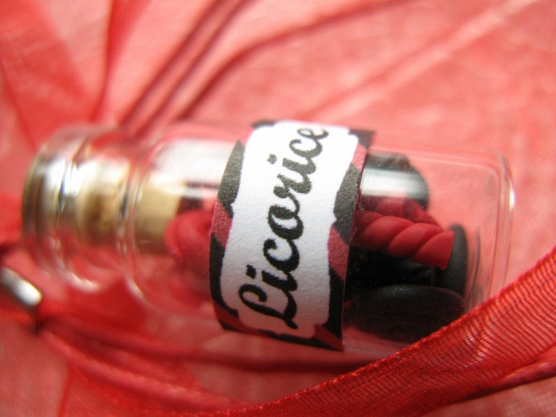 Collana barattolo di caramelle liquirizia Collana bottiglia Rosso e Nero Liquirizia Twists & Whips Collana bottiglia di vetro in miniatura immagine 1