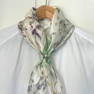 Maulbeerseide Blumen Schal, Wildblumen Libellen Print Halstuch, Cottagecore Eleganz