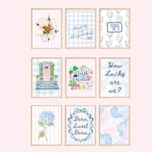 Puede incluir: Nueve impresiones enmarcadas en acuarela con diseños florales, de cuadros y de texto. Las impresiones presentan una variedad de imágenes, incluyendo flores, una puerta y el texto "Meet Me in Chapel Hill XO". La paleta de colores incluye rosa, azul y blanco.